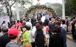 Lễ hội hoa hồng ở Hà Nội: Người dân chen chúc mua vé từ sớm nhưng không được vào bên trong