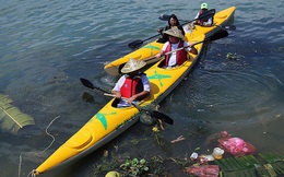 Nhiều người vô tư xả rác, còn khách Tây bỏ 10 USD để mua "tour du lịch vớt rác" trên sông Hoài, Hội An