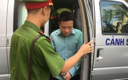 Hà Văn Thắm, Nguyễn Xuân Sơn tươi cười xuất hiện trong ngày đầu xét xử