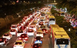 Hàng ngàn phương tiện xếp hàng trên đại lộ đẹp nhất TPHCM trong đêm cuối tuần