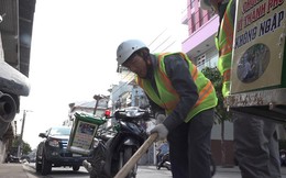 Những "người hùng" cứu hố ga ngập rác nhằm chống ngập ở Sài Gòn