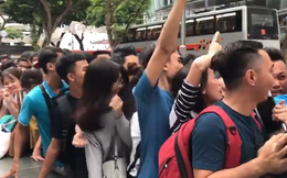 Người Việt xếp hàng mua iPhone X ở Singapore: Cầm hơi bằng socola, chen lấn đến ngạt thở