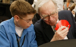 Ngạc nhiên trước trò tiêu khiển mà tỉ phú Warren Buffett dành 8 tiếng 1 tuần: Đó là trò chơi phù hợp và cho bạn nhìn thấy sự thử thách trí tuệ ngay cả khi ở tuổi 90