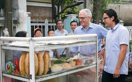 Thủ tướng Australia ngồi vỉa hè ăn bánh mì ở Đà Nẵng, khen ngợi ẩm thực Việt