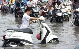 Vạn người khốn khổ trong kẹt xe, ngập nước ở TP HCM