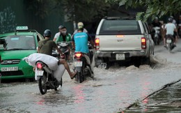 Hà Nội mưa tầm tã, nhiều đường phố ngập sâu