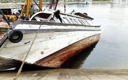 Tàu du lịch bị đắm trong âu cảng quốc tế Tuần Châu