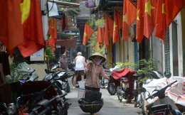 Gánh hàng rong của mẹ già trên vỉa hè và sức ép dân số Việt Nam già hóa trong mắt phóng viên báo Tây