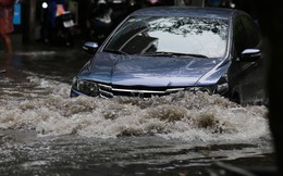 Hà Nội: Cả loạt phố lập tức ngập dưới mưa sầm sập