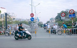 Vụ nghịch lý 2 cây cầu song song ở Sài Gòn: Đã lắp dải phân cách dưới chân cầu Trần Khánh Dư để chống kẹt xe
