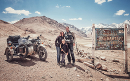Bộ ảnh du lịch gia đình tuyệt đẹp: Đưa con trai 6 tuổi đi 26.000km qua 12 quốc gia bằng mô tô ba bánh