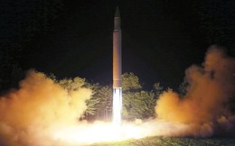 Thay vì đe dọa hủy diệt, tổng thống Trump “phản ứng kiềm chế” khi Triều Tiên thử tên lửa có thể tấn công mọi nơi trên trái đất