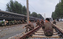 Góc nhìn lạ về cuộc sống thường ngày ở Triều Tiên bên đường ray tàu hỏa