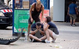 Ít nhất 13 người đã chết trong vụ xe tải lao lên vỉa hè ở Barcelona