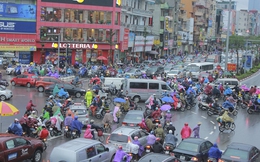 Chùm ảnh: Người Hà Nội "chôn chân" vì kẹt xe trong mưa rét