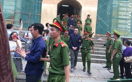 Phiên tòa sáng 25/1: Luật sư xin giảm án cho bị cáo Nguyễn Việt Hà vì không cố ý làm sai, chỉ vì thấy lợi mà làm