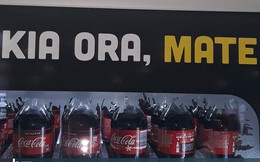 Quá ẩu khi sử dụng ngôn ngữ bản địa, Coca-Cola chào người Maori ở New Zealand không thể kinh khủng hơn: "Xin chào, cái chết"