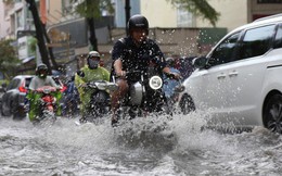 Khu nhà giàu ở Sài Gòn ngập sau mưa lớn, quận 9 xuất hiện mưa đá