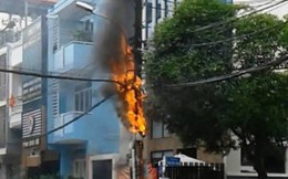 Trụ điện nổ như pháo hoa rồi bốc cháy dữ dội trên phố Sài Gòn