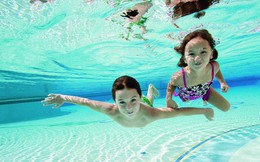 19 người nguy kịch do tiếp xúc với clo tại một hồ bơi ở California, chuyên gia khuyến cáo giải pháp an toàn khi đi bơi