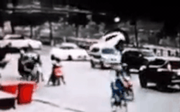 Clip nữ tài xế lùi xe Mazda trúng người đi đường, lao khỏi lan can rơi xuống bờ kè