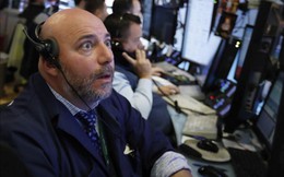 Dow Jones biến động 870 điểm trong phiên, màu xanh xuất hiện những giờ chót