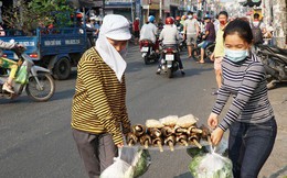 Người dân Sài Gòn đổ xô đi mua hàng nghìn con cá lóc nướng cúng vía Thần Tài
