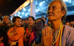 Hàng nghìn người dân đứng bên đường đưa tiễn linh cữu nguyên Thủ tướng Phan Văn Khải