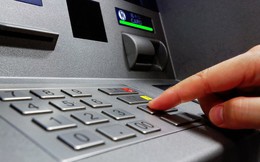 Vì sao nhiều người mất tiền trong thẻ ATM dù đang giữ thẻ?