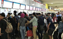 TP HCM: Chen lấn mua vé xe đi nghỉ lễ 30-4 và 1-5