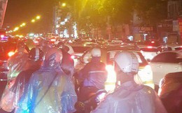 Chùm ảnh: Hàng nghìn phương tiện kẹt cứng trong đêm ở Hà Nội do mưa lớn