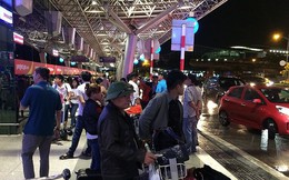 Hàng ngàn người vạ vật bến xe, sân bay lúc 3 giờ sáng