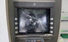 Người đàn ông Nga đập phá cây ATM lúc rạng sáng, bỏ xe máy chạy thoát thân khi thấy công an