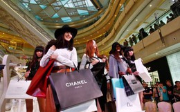 Người Trung Quốc đi mua hàng xa xỉ: Tiền mặt hay Wechat?