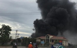 Cháy lớn tại nhà xưởng, cột khói đen bốc cao hàng trăm mét