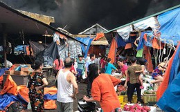 Chợ Sóc Sơn bốc cháy dữ dội, khu vực rộng hơn 1000 mét vuông bên trong bị thiêu rụi