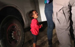 Câu chuyện đằng sau bức ảnh "em bé đứng khóc bên biên giới" đã góp phần khiến Tổng thống Trump ký lại sắc lệnh về người nhập cư