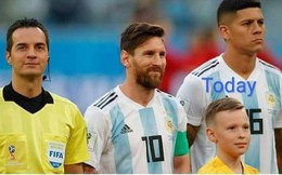 Thêm bức ảnh cho thấy khả năng "tiên tri" của Messi: Cười rất tươi khi đứng cạnh Rojo và trọng tài