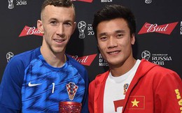 Bùi Tiến Dũng cười tươi, trao giải Cầu thủ hay nhất trận bán kết World Cup 2018