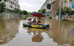 Hà Nội: "Làng" biệt thự triệu đô hễ mưa là ngập, dân bơi xuồng trên đường phố