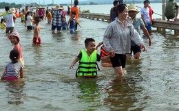 Tỉnh lộ ngập sâu, dân thôn ở Hà Nội nô nức đi bắt cá, cho trẻ ra bơi