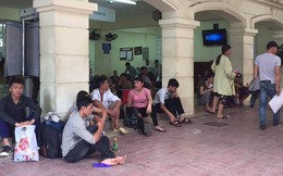Người nhà bệnh nhân vạ vật trong nắng nóng 40 độ ở Hà Nội