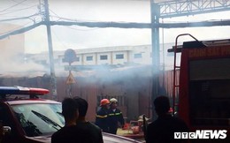 Bãi giữ xe bốc cháy dữ dội, nhiều ô tô bị thiêu rụi ở TP.HCM