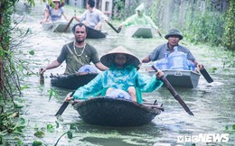 Dân vùng rốn lũ Hà Nội tấp nập chèo thuyền đi lấy nước miễn phí