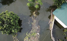 Rác thải cùng nước len lỏi vào nhà dân vùng rốn lũ Hà Nội