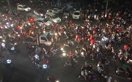Ảnh: Cổ động viên đổ ra đường, leo nóc ô tô ăn mừng sau chiến thắng của đội tuyển Việt Nam