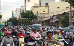 Người dân Sài Gòn ùn ùn đi nghỉ lễ, các con đường đến bến xe Miền Đông kẹt cứng