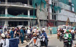 Rơi từ công trình trung tâm thương mại ở Sài Gòn, 3 công nhân nằm bất động