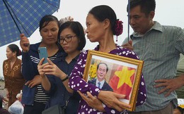 Người dân Ninh Bình ôm di ảnh đón thi hài cố Chủ tịch nước Trần Đại Quang