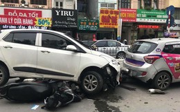 Ô tô con đâm gục hàng loạt xe máy trên phố Hà Nội, 3 người bị thương